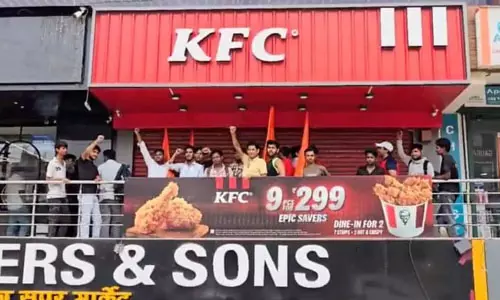 ശ്രാവണ മാസത്തില്‍ മാംസാഹാരം വില്‍ക്കരുതെന്ന്; യുപിയില്‍ കെഎഫ്‌സി പൂട്ടിച്ച് ഹിന്ദുത്വര്‍