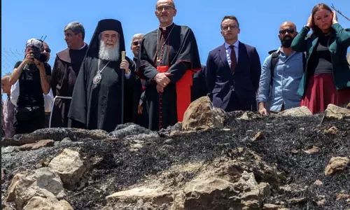 ക്രിസ്ത്യന് പള്ളിയില് പശുക്കളുമായി അതിക്രമിച്ച് കയറി ജൂത കുടിയേറ്റക്കാര് ക്രിസ്ത്യന് പള്ളിയില് പശുക്കളുമായി അതിക്രമിച്ച് കയറി ജൂത കുടിയേറ്റക്കാര്