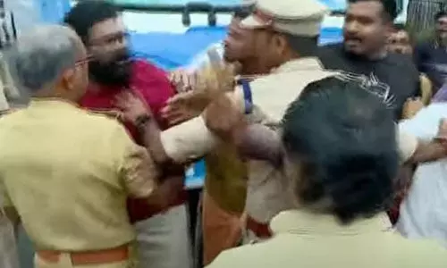 കുഴിയില് വീഴാതിരിക്കാന് ബൈക്ക് വെട്ടിച്ചു; ബസിന് അടിയില് പെട്ട് യുവാവ് മരിച്ചു; സ്ഥലത്ത് പ്രതിഷേധം കുഴിയില് വീഴാതിരിക്കാന് ബൈക്ക് വെട്ടിച്ചു; ബസിന് അടിയില് പെട്ട് യുവാവ് മരിച്ചു; സ്ഥലത്ത് പ്രതിഷേധം