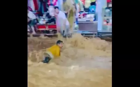 രാജസ്ഥാനില് കനത്ത മഴ; 23 മരണം; ദര്ഗയ്ക്ക് സമീപം യുവാവ് ഒലിച്ചുപോയി(വീഡിയോ) രാജസ്ഥാനില് കനത്ത മഴ; 23 മരണം; ദര്ഗയ്ക്ക് സമീപം യുവാവ് ഒലിച്ചുപോയി(വീഡിയോ)