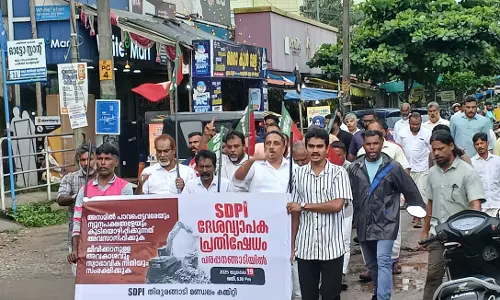 അസമിലെ ബുള്ഡോസര് രാജ്: പരപ്പനങ്ങാടിയില് എസ്ഡിപിഎ പ്രതിഷേധം അസമിലെ ബുള്ഡോസര് രാജ്: പരപ്പനങ്ങാടിയില് എസ്ഡിപിഎ പ്രതിഷേധം