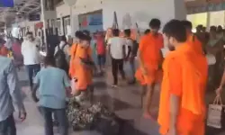 മിര്സാപൂരില് സിആര്പിഎഫ് ജവാനെ ആക്രമിച്ച് കന്വാരിയ തീര്ത്ഥാടകര് (വീഡിയോ) മിര്സാപൂരില് സിആര്പിഎഫ് ജവാനെ ആക്രമിച്ച് കന്വാരിയ തീര്ത്ഥാടകര് (വീഡിയോ)