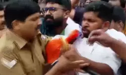 യുവാവ് ബസ് ഇടിച്ചു മരിച്ച സംഭവം; പ്രതിഷേധത്തിനിടെ പോലിസ് ജീപ്പിന് മുകളില് റീത്ത് വയ്ക്കാന് ശ്രമം യുവാവ് ബസ് ഇടിച്ചു മരിച്ച സംഭവം; പ്രതിഷേധത്തിനിടെ പോലിസ് ജീപ്പിന് മുകളില് റീത്ത് വയ്ക്കാന് ശ്രമം