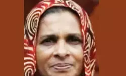 പൊട്ടിവീണ വൈദ്യുതിലൈനില് നിന്ന് ഷോക്കേറ്റ് 65കാരി മരിച്ചു പൊട്ടിവീണ വൈദ്യുതിലൈനില് നിന്ന് ഷോക്കേറ്റ് 65കാരി മരിച്ചു