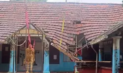 ആലപ്പുഴയില് സ്കൂളിന്റെ മേല്ക്കൂര തകര്ന്നു ആലപ്പുഴയില് സ്കൂളിന്റെ മേല്ക്കൂര തകര്ന്നു