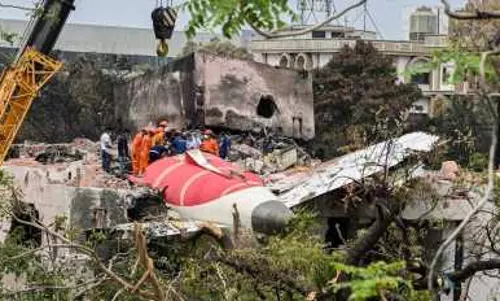 അഹമ്മദാബാദ് വിമാനദുരന്തം; സത്യം അറിയാൻ കാത്തിരിക്കണമെന്ന് എയർ ഇന്ത്യ മുൻ പൈലറ്റ്