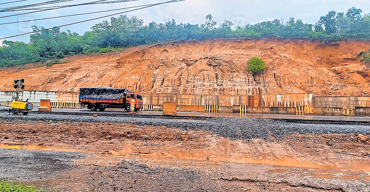 ദേശീയപാത 66 ന് സമീപം വീണ്ടും മണ്ണിടിച്ചില്, ചെറുവത്തൂരില് വീരമലക്കുന്ന് ഇടിഞ്ഞുവീണു ദേശീയപാത 66 ന് സമീപം വീണ്ടും മണ്ണിടിച്ചില്, ചെറുവത്തൂരില് വീരമലക്കുന്ന് ഇടിഞ്ഞുവീണു