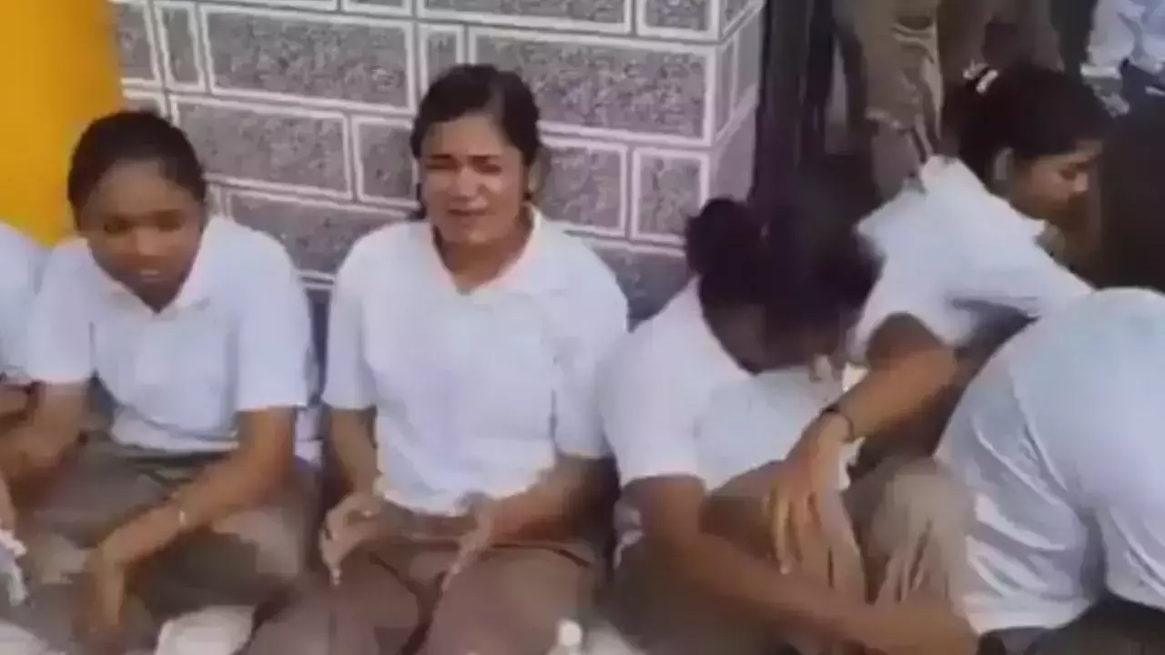 ഉത്തര്‍പ്രദേശില്‍ വനിതാ ട്രെയിനി കോണ്‍സ്റ്റബിള്‍മാര്‍ക്ക് മോശം സാഹചര്യങ്ങളില്‍ പരിശീലനം; തുറസായ സ്ഥലത്ത് കുളിക്കാന്‍ നിര്‍ബന്ധിച്ചു, ടോയ്ലറ്റിനടുത്ത് ക്യാമറകള്‍