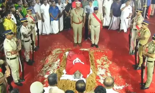 വി എസിന് അന്ത്യാഭിവാദം അര്പ്പിച്ച് ആയിരങ്ങള് വി എസിന് അന്ത്യാഭിവാദം അര്പ്പിച്ച് ആയിരങ്ങള്