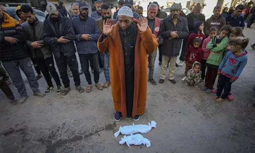 ഗര്ഭസ്ഥ ശിശുക്കളെയും കുട്ടികളെയും ജീവനോടെ കത്തിച്ച് ഇസ്രായേലി സൈന്യം ഗര്ഭസ്ഥ ശിശുക്കളെയും കുട്ടികളെയും ജീവനോടെ കത്തിച്ച് ഇസ്രായേലി സൈന്യം