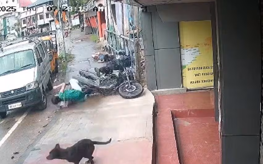 നാലാഞ്ചിറയില് നടപ്പാതയിലൂടെ നടന്നുപോയ പെണ്കുട്ടികളെ ബൈക്ക് ഇടിച്ചു തെറിപ്പിച്ചു നാലാഞ്ചിറയില് നടപ്പാതയിലൂടെ നടന്നുപോയ പെണ്കുട്ടികളെ ബൈക്ക് ഇടിച്ചു തെറിപ്പിച്ചു