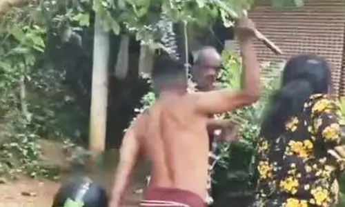 വയോധികന് മകന്റെയും മരുമകളുടെയും ക്രൂരമര്ദനം വയോധികന് മകന്റെയും മരുമകളുടെയും ക്രൂരമര്ദനം