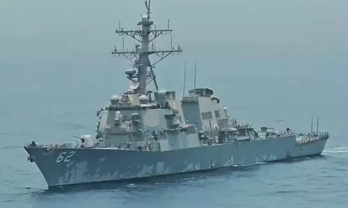 ഒമാന്‍ ഉള്‍ക്കടലില്‍ അതിക്രമിച്ചു കയറാന്‍ ശ്രമിച്ച യുഎസ് കപ്പലിനെ നേരിട്ട് ഇറാന്റെ ഹെലികോപ്റ്റര്‍