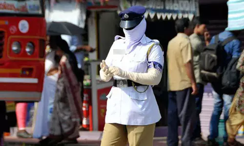 പെറ്റിക്കേസ് പിഴ തട്ടിയെടുത്ത വനിതാ പോലിസുകാരിക്ക് സസ്‌പെന്‍ഷന്‍; 16 ലക്ഷം രൂപ തട്ടിയെന്ന് കണ്ടെത്തല്‍