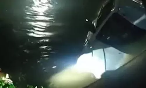 തിരുവല്ലയില് കാര് നിയന്ത്രണം വിട്ട് കുളത്തില് വീണു; ഒരാള് മരിച്ചു തിരുവല്ലയില് കാര് നിയന്ത്രണം വിട്ട് കുളത്തില് വീണു; ഒരാള് മരിച്ചു