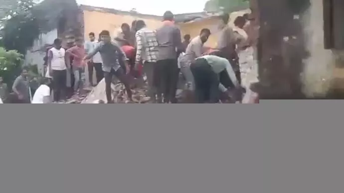 സ്കൂളിന്റെ മേല്ക്കൂര തകര്ന്നുവീണ് നാല് വിദ്യാര്ഥികള് മരിച്ചു സ്കൂളിന്റെ മേല്ക്കൂര തകര്ന്നുവീണ് നാല് വിദ്യാര്ഥികള് മരിച്ചു