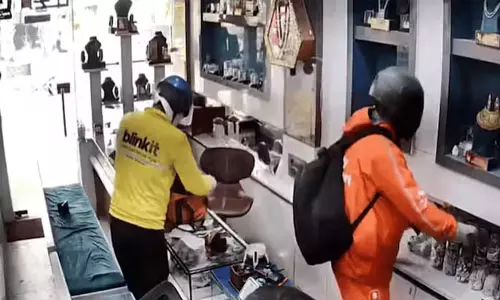 ഡെലിവറി ഏജന്റെന്ന പോലെയെത്തി ജ്വല്ലറിയില്‍ മോഷണം (വീഡിയോ)