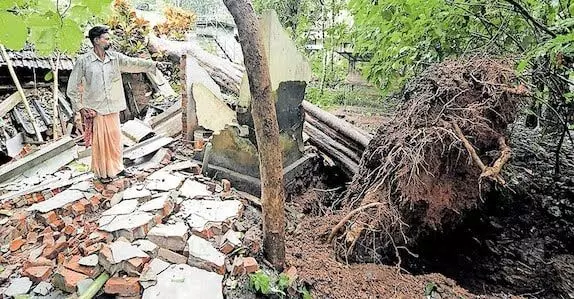 സംസ്ഥാനത്ത് കനത്ത മഴ തുടരുന്നു : കോഴിക്കോട് മിന്നൽ ച്ചുഴലി വൻ നാശനഷ്ടം സംസ്ഥാനത്ത് കനത്ത മഴ തുടരുന്നു : കോഴിക്കോട് മിന്നൽ ച്ചുഴലി വൻ നാശനഷ്ടം