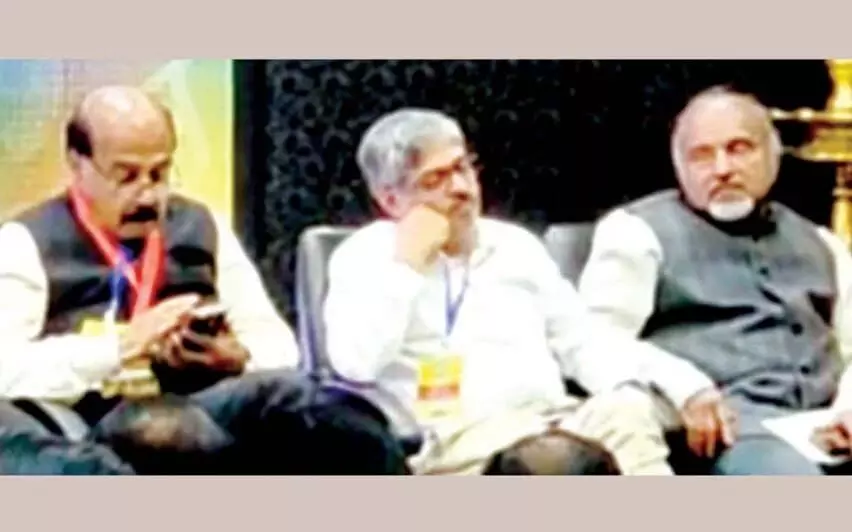 സർക്കാറിനെ പ്രതിരോധത്തിലാക്കി വിസി മാർ ആർഎസ്എസ് പരിപാടിയിൽ സർക്കാറിനെ പ്രതിരോധത്തിലാക്കി വിസി മാർ ആർഎസ്എസ് പരിപാടിയിൽ