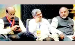 സർക്കാറിനെ പ്രതിരോധത്തിലാക്കി വിസി മാർ ആർഎസ്എസ് പരിപാടിയിൽ സർക്കാറിനെ പ്രതിരോധത്തിലാക്കി വിസി മാർ ആർഎസ്എസ് പരിപാടിയിൽ