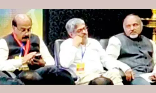 സർക്കാറിനെ പ്രതിരോധത്തിലാക്കി വിസി മാർ ആർഎസ്എസ് പരിപാടിയിൽ സർക്കാറിനെ പ്രതിരോധത്തിലാക്കി വിസി മാർ ആർഎസ്എസ് പരിപാടിയിൽ