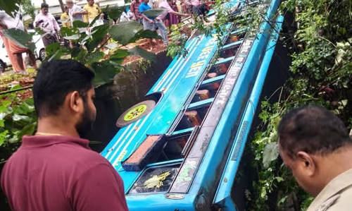 ബസ് കൊക്കയിലേക്ക് മറിഞ്ഞ് അപകടം