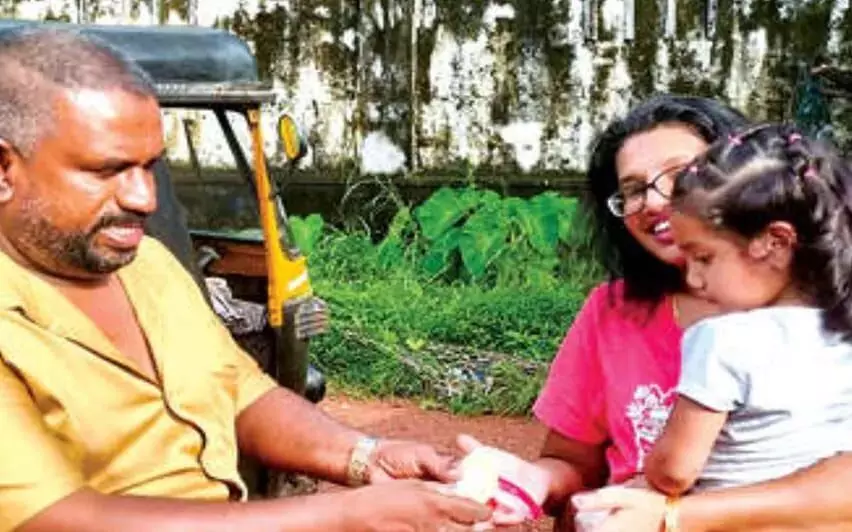 കോഴിക്കോട് : ഓട്ടോ ഡ്രൈവർമാരുടെ സത്യസന്ധതക്ക് ഒരിക്കൽ കൂടി മാതൃക കോഴിക്കോട് : ഓട്ടോ ഡ്രൈവർമാരുടെ സത്യസന്ധതക്ക് ഒരിക്കൽ കൂടി മാതൃക