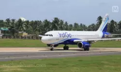 പുറപ്പെടാൻ തയാറായ വിമാനത്തിന്റെ എമർജൻസി വാതിൽ തുറക്കാൻ ശ്രമിച്ച ഗവേഷണ വിദ്യാർത്ഥി പോലിസ് കസ്റ്റഡിയിൽ പുറപ്പെടാൻ തയാറായ വിമാനത്തിന്റെ എമർജൻസി വാതിൽ തുറക്കാൻ ശ്രമിച്ച ഗവേഷണ വിദ്യാർത്ഥി പോലിസ് കസ്റ്റഡിയിൽ