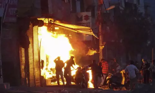 സുരേഷേ ആ മുസ്‌ലിമിനെ പെട്രോള്‍ ബോംബ് എറിഞ്ഞ് കത്തിക്കൂ; കൊള്ളയിലും വര്‍ഗീയ പരാമര്‍ശത്തിലും ഹിന്ദുത്വര്‍ക്കെതിരേ കേസെടുക്കാന്‍ ഉത്തരവ്