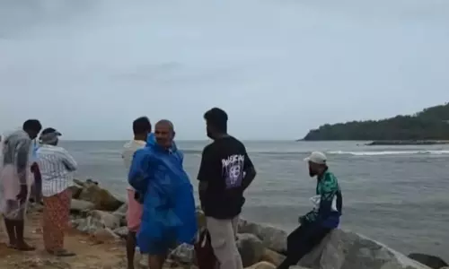 ചൂട്ടാട് അഴിമുഖത്ത് ഫൈബര്‍ബോട്ട് മറിഞ്ഞ് ഒരുമരണം