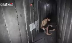 ഞങ്ങള് കഴിക്കുന്നത് അവര് കഴിക്കുന്നു, ഞങ്ങള് കുടിക്കുന്നത് അവര് കുടിക്കുന്നു ജൂത തടവുകാരന്റെ വീഡിയോ പുറത്തുവിട്ട് അല് ഖസ്സം ബ്രിഗേഡ്സ് ഞങ്ങള് കഴിക്കുന്നത് അവര് കഴിക്കുന്നു, ഞങ്ങള് കുടിക്കുന്നത് അവര് കുടിക്കുന്നു ജൂത തടവുകാരന്റെ വീഡിയോ പുറത്തുവിട്ട് അല് ഖസ്സം ബ്രിഗേഡ്സ്