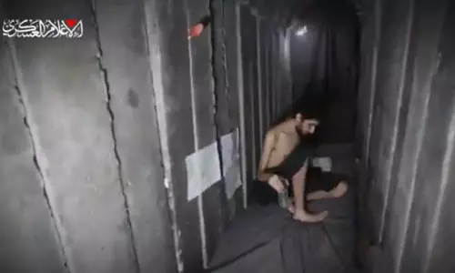 ഞങ്ങള് കഴിക്കുന്നത് അവര് കഴിക്കുന്നു, ഞങ്ങള് കുടിക്കുന്നത് അവര് കുടിക്കുന്നു ജൂത തടവുകാരന്റെ വീഡിയോ പുറത്തുവിട്ട് അല് ഖസ്സം ബ്രിഗേഡ്സ് ഞങ്ങള് കഴിക്കുന്നത് അവര് കഴിക്കുന്നു, ഞങ്ങള് കുടിക്കുന്നത് അവര് കുടിക്കുന്നു ജൂത തടവുകാരന്റെ വീഡിയോ പുറത്തുവിട്ട് അല് ഖസ്സം ബ്രിഗേഡ്സ്