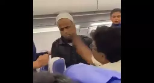 വിമാനത്തില് പേടിച്ച് കരഞ്ഞ് യുവാവ്; മര്ദ്ദിച്ച് സഹയാത്രികന് (വീഡിയോ) വിമാനത്തില് പേടിച്ച് കരഞ്ഞ് യുവാവ്; മര്ദ്ദിച്ച് സഹയാത്രികന് (വീഡിയോ)