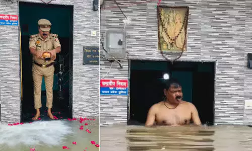 ഗംഗാ മാതാവ് വീട്ടില് എത്തി; പ്രളയജലത്തില് പാലും പൂവും അര്പ്പിച്ച് പോലിസ് ഉദ്യോഗസ്ഥന് (വീഡിയോ) ഗംഗാ മാതാവ് വീട്ടില് എത്തി; പ്രളയജലത്തില് പാലും പൂവും അര്പ്പിച്ച് പോലിസ് ഉദ്യോഗസ്ഥന് (വീഡിയോ)