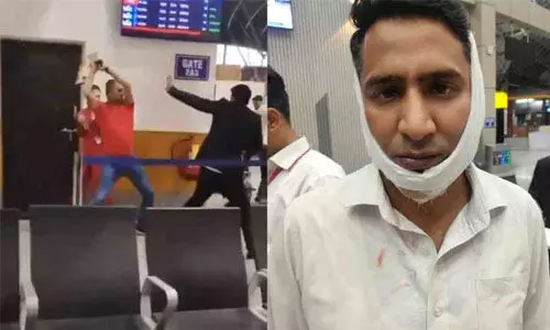 അധിക ലഗേജിന് ഫീസ് ചോദിച്ച വിമാനക്കമ്പനി ജീവനക്കാരെ ആക്രമിച്ച് സൈനിക ഉദ്യോഗസ്ഥന് (വീഡിയോ) അധിക ലഗേജിന് ഫീസ് ചോദിച്ച വിമാനക്കമ്പനി ജീവനക്കാരെ ആക്രമിച്ച് സൈനിക ഉദ്യോഗസ്ഥന് (വീഡിയോ)