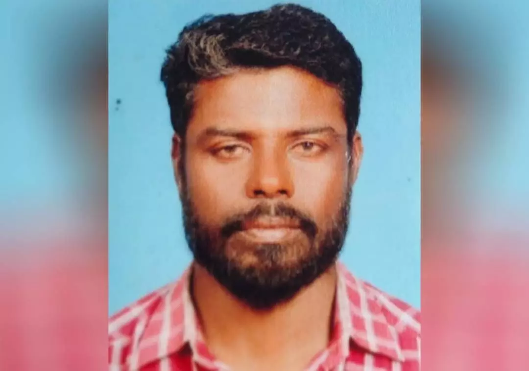 ഭക്ഷണം കഴിക്കുന്നതിനിടെ കുഴഞ്ഞുവീണ് മല്സ്യത്തൊഴിലാളി മരിച്ചു ഭക്ഷണം കഴിക്കുന്നതിനിടെ കുഴഞ്ഞുവീണ് മല്സ്യത്തൊഴിലാളി മരിച്ചു