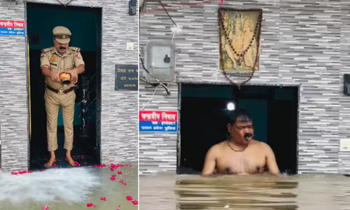 ഗംഗാ മാതാവ് വീട്ടില്‍ എത്തി; പ്രളയജലത്തില്‍ പാലും പൂവും അര്‍പ്പിച്ച് പോലിസ് ഉദ്യോഗസ്ഥന്‍ (വീഡിയോ)
