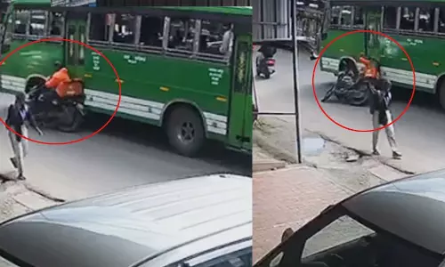 ബസിന്റെ മല്‍സരയോട്ടം, കൊച്ചിയില്‍ ഓവര്‍ടേക്കിനിടെ ബൈക്ക് ഇടിച്ചിട്ടു; അടിയില്‍പെട്ട ഡെലിവറി ബോയി മരിച്ചു