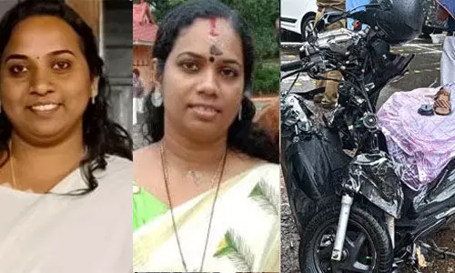 സ്കൂട്ടറുകളില് കാറിടിച്ച് രണ്ട് സ്ത്രീകള് മരിച്ചു സ്കൂട്ടറുകളില് കാറിടിച്ച് രണ്ട് സ്ത്രീകള് മരിച്ചു