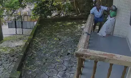 വയോധികയെ വീട്ടില് കയറി മര്ദിച്ച അയല്വാസി അറസ്റ്റില് വയോധികയെ വീട്ടില് കയറി മര്ദിച്ച അയല്വാസി അറസ്റ്റില്