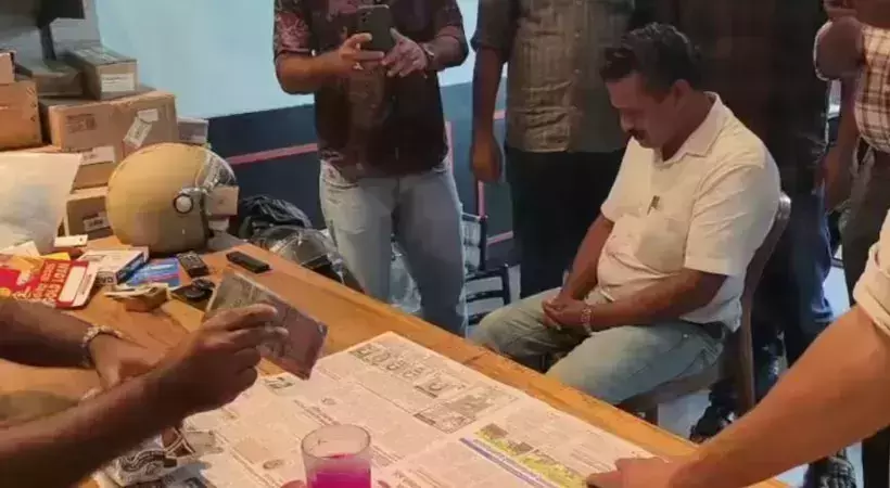 കൈക്കൂലി വാങ്ങുന്നതിനിടെ വില്ലേജ് ഓഫിസര്‍ പിടിയില്‍