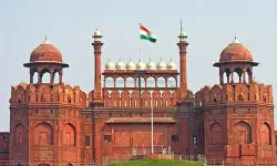 ചെങ്കോട്ടയില്‍ സുരക്ഷാ വീഴ്ച്ച: ഡമ്മി ബോംബ് കണ്ടെത്താനായില്ല; ഏഴു പോലിസുകാര്‍ക്ക് സസ്‌പെന്‍ഷന്‍