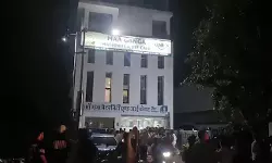 പ്രസവത്തിനിടെ രണ്ടു സ്ത്രീകള് മരിച്ചു; പ്രതിഷേധത്തെ തുടര്ന്ന് ആശുപത്രി സീല് ചെയ്തു പ്രസവത്തിനിടെ രണ്ടു സ്ത്രീകള് മരിച്ചു; പ്രതിഷേധത്തെ തുടര്ന്ന് ആശുപത്രി സീല് ചെയ്തു