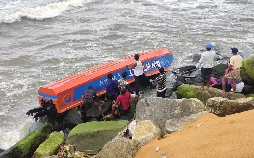 മുതലപ്പൊഴിയില് വീണ്ടും അപകടം; അഞ്ചു പേര് സഞ്ചരിച്ച വള്ളം മറിഞ്ഞു മുതലപ്പൊഴിയില് വീണ്ടും അപകടം; അഞ്ചു പേര് സഞ്ചരിച്ച വള്ളം മറിഞ്ഞു