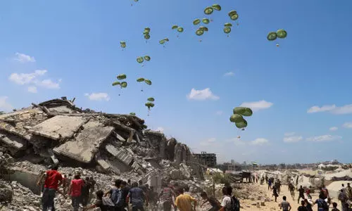 എയര്ഡ്രോപ്പ് വീണ് ഫലസ്തീനി ബാലന് കൊല്ലപ്പെട്ടു; പട്ടിണി മൂലം ഇന്ന് മരിച്ചത് നാലുപേര് എയര്ഡ്രോപ്പ് വീണ് ഫലസ്തീനി ബാലന് കൊല്ലപ്പെട്ടു; പട്ടിണി മൂലം ഇന്ന് മരിച്ചത് നാലുപേര്