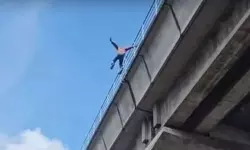 തൃപ്പൂണിത്തുറയില് മെട്രോ പാലത്തില്നിന്ന് ചാടി യുവാവ്; ഗുരുതര പരിക്ക് തൃപ്പൂണിത്തുറയില് മെട്രോ പാലത്തില്നിന്ന് ചാടി യുവാവ്; ഗുരുതര പരിക്ക്