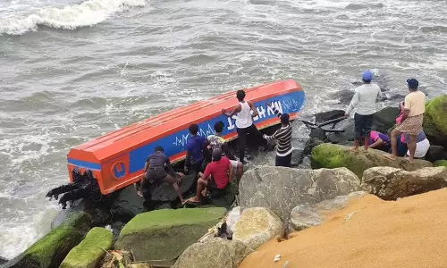 മുതലപ്പൊഴിയില്‍ വീണ്ടും അപകടം; അഞ്ചു പേര്‍ സഞ്ചരിച്ച വള്ളം മറിഞ്ഞു