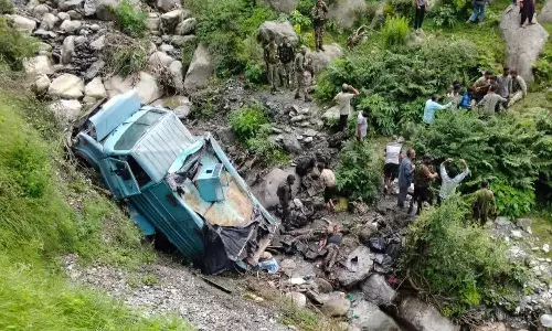 സൈനികവാഹനം മറിഞ്ഞ് മൂന്ന് സിആര്‍പിഎഫ് ഉദ്യോഗസ്ഥര്‍ കൊല്ലപ്പെട്ടു; അഞ്ചുപേരുടെ നില ഗുരുതരം