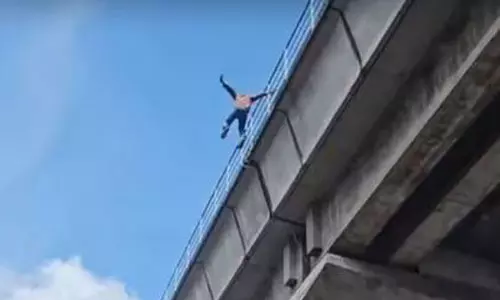 തൃപ്പൂണിത്തുറയില്‍ മെട്രോ പാലത്തില്‍നിന്ന് ചാടി യുവാവ്; ഗുരുതര പരിക്ക്