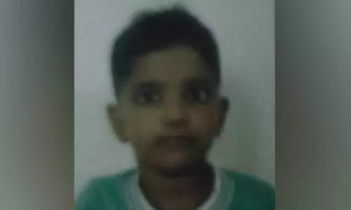 തീവണ്ടിയില് അബോധാവസ്ഥയിലായ പത്തുവയസുകാരി മരിച്ചു തീവണ്ടിയില് അബോധാവസ്ഥയിലായ പത്തുവയസുകാരി മരിച്ചു